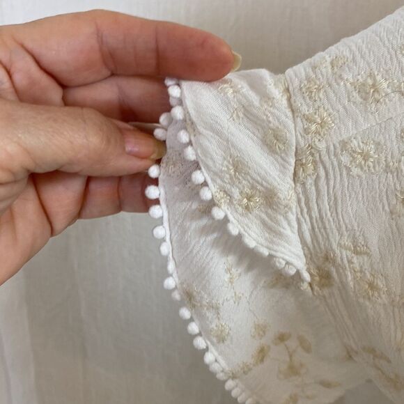 Democracy Top with Tan Embroidered Design V-neckline Flutter Sleeves Size large - Picture 3 of 7